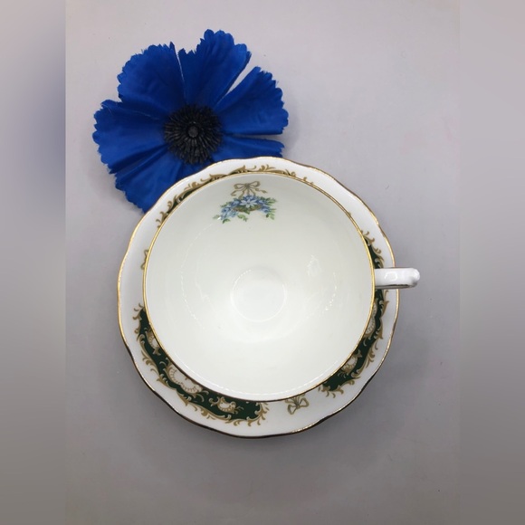 Queen Anne 8362 Bone China England Teacup & Saucer, White w/Evergreen Scrolls - Picture 7 of 10